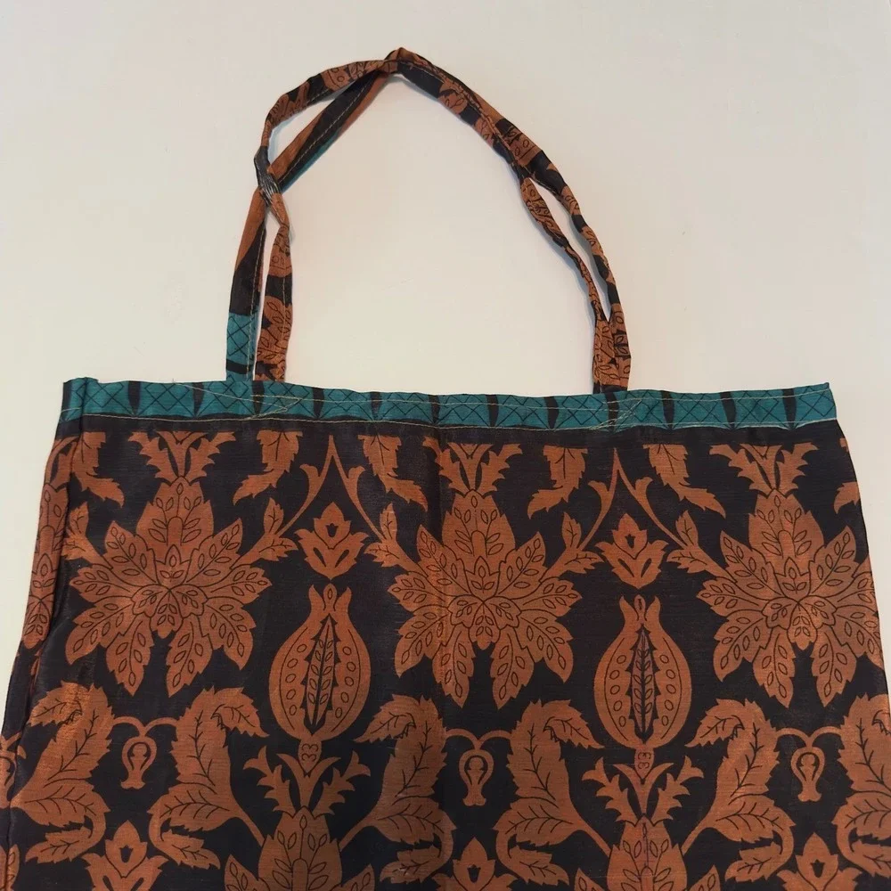 The Unbranded Brand lightweight tote